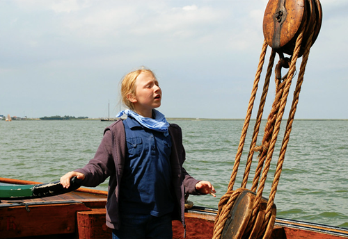 Jong geleerd is oud gedaan... Maria is al van jongs af aan groot fan van zeilen. Foto: https://www.flickr.com/photos/igel_rupert/